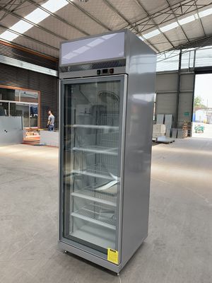 Tủ lạnh nước giải khát đóng chai thương mại với một cửa kính xoay